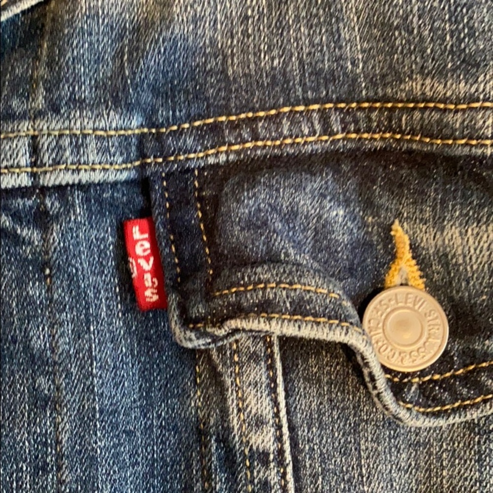 Levi’s Denim Jean Jacket - Picture 4 of 10